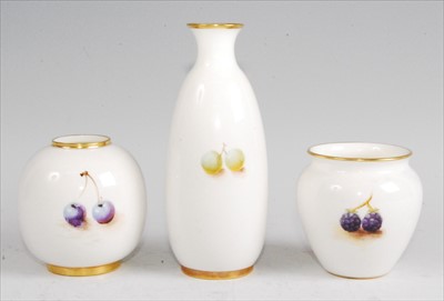 Lot 1086 - A Worcester porcelain bottle vase, shape...