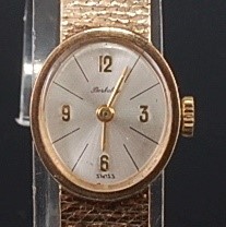Lot 2152 - A ladies 9ct yellow gold Berkley manual wind...