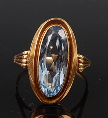 Lot 2156 - A yellow metal single stone synthetic spinel...
