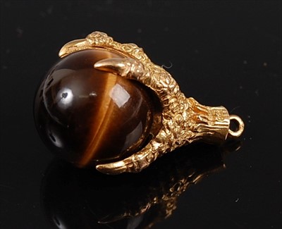 Lot 2157 - A 9ct yellow gold pendant in the form of a...