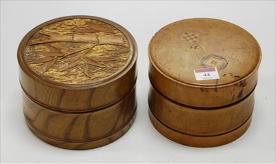 Lot 44 - A 20th century treen shirt collar and stud box,...