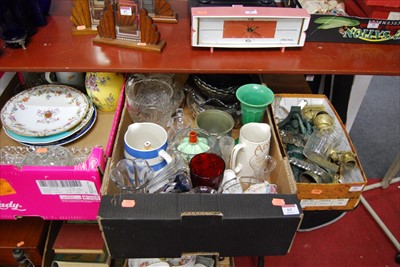 Lot 63 - A box of miscellaneous china and glassware, to...