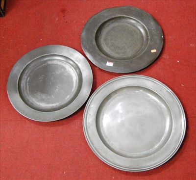 Lot 115 - A large 18th century pewter charger dia. 46cm,...