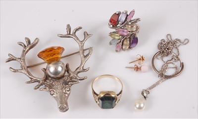 Lot 322 - A yellow metal and green stone set signet ring,...