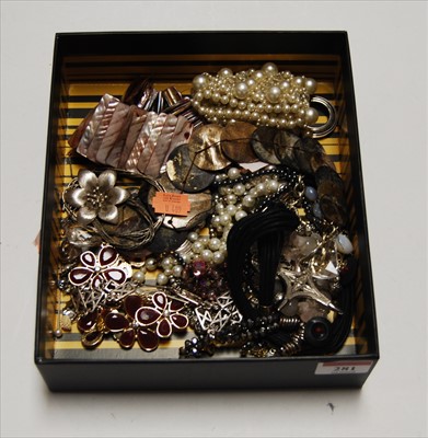 Lot 281 - A small collection of miscellaneous costume...