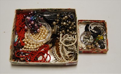 Lot 282 - A small collection of miscellaneous costume...