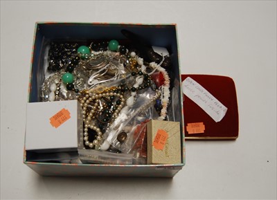 Lot 283 - A collection of miscellaneous costume...