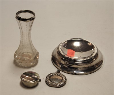 Lot 258 - A small collection of miscellaneous items to...
