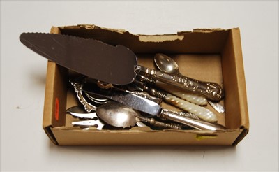 Lot 259 - A small collection of loose silver and silver...