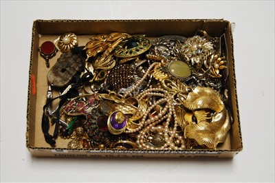Lot 289 - A small collection of miscellaneous costume...