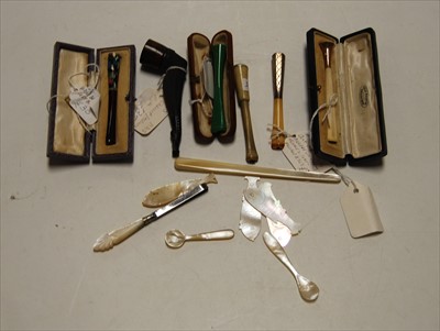 Lot 295 - A small collection of miscellaneous items, to...