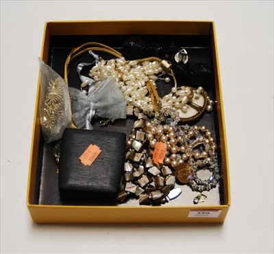 Lot 359 - A small collection of assorted costume...