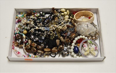 Lot 363 - A collection of miscellaneous costume...