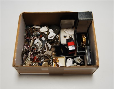 Lot 366 - A collection of miscellaneous costume and...
