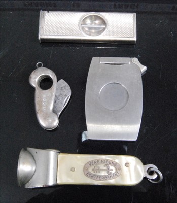Lot 325 - An early 20th century silver pocket cigar...