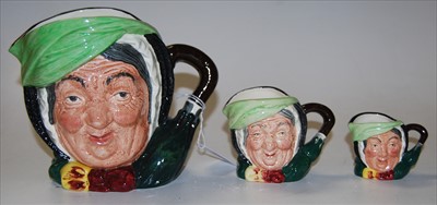 Lot 17 - A graduated set of three Royal Doulton...
