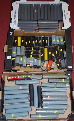 Lot 124 - Three boxes of miscellaneous 00 gauge...