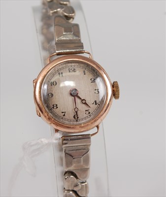 Lot 385 - A vintage ladies 9ct gold cased mechanical...