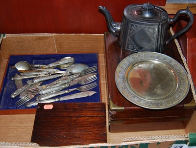 Lot 207 - A box of miscellaneous items to include a...
