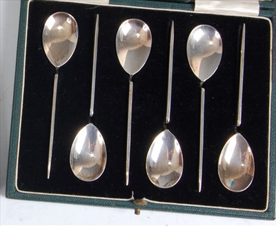 Lot 138 - A set of six Art Deco silver teaspoons, of...