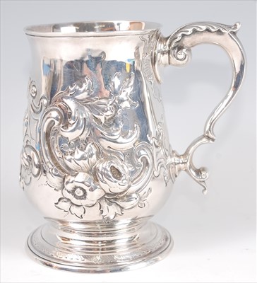Lot 1158 - A George III silver bell shaped tankard, the...