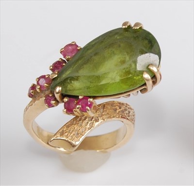 Lot 165 - A yellow metal Lariat style peridot and ruby...