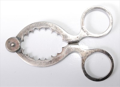 Lot 1175 - A George V silver egg-cutter, with scissor...
