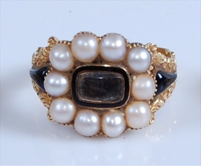 Lot 1240 - An 18ct yellow gold Georgian memorial ring,...