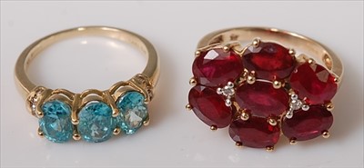 Lot 413 - A modern 9ct gold, garnet and diamond point...