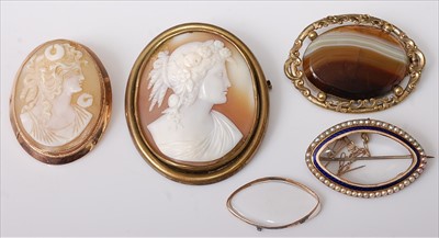 Lot 424 - A carved shell cameo brooch depicting a...