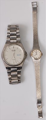 Lot 425 - A gent's Seiko steel cased SQ100 quartz...
