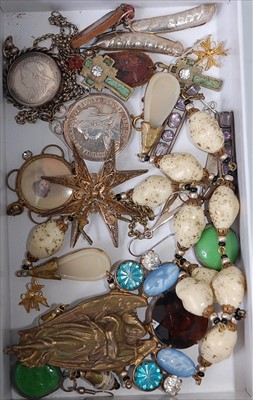 Lot 451 - A tray of assorted costume jewellery, to...