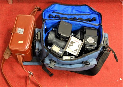 Lot 492 - A collection of assorted cameras and...