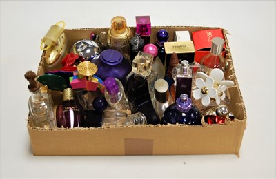 Lot 516 - A box of assorted empty scent bottles to...