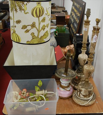 Lot 567 - A collection of various table lamps and...
