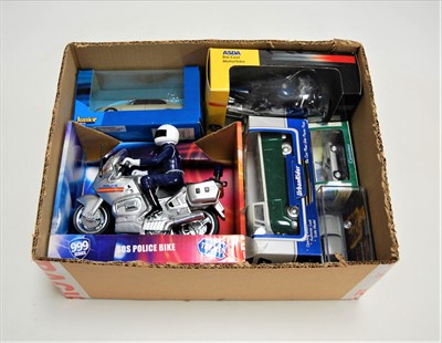 Lot 518 - A collection of boxed modern issue diecast to...