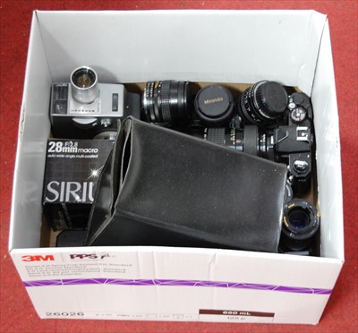 Lot 531 - A collection of assorted cameras and...