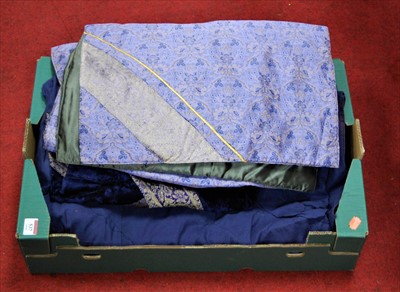 Lot 537 - A box of assorted textiles