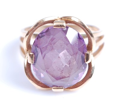 Lot 2006 - A yellow metal synthetic colour change...