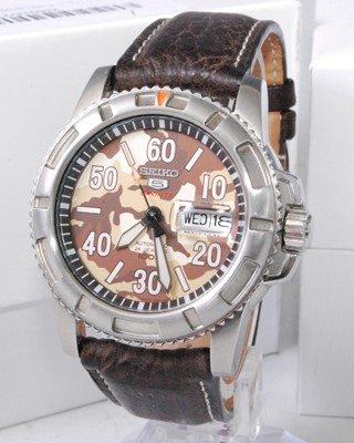 Lot 2033 - A gent's Seiko 5 Sports steel cased automatic...
