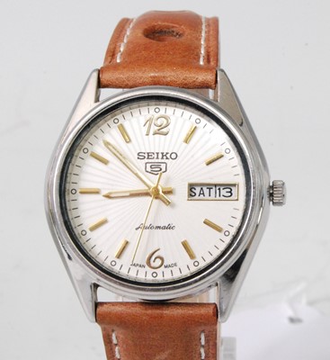 Lot 2034 - A gent's Seiko 5 Sports steel cased automatic...