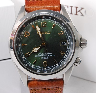 Lot 2035 - A gent's Seiko steel cased automatic...