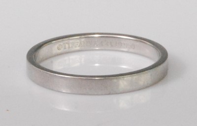 Lot 2257 - A gent's Tiffany & Co platinum wedding band, 6....