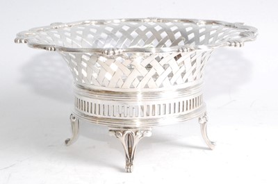 Lot 1096 - An Edwardian silver bonbon dish, of shaped...