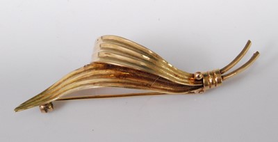Lot 2276 - A contemporary 14ct gold leaf brooch, 5.6g, 6.5cm