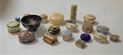 Lot 202 - A collection of assorted pill, patch and snuff...