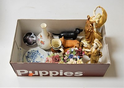 Lot 216 - Assorted chinaware, to include floral posies,...
