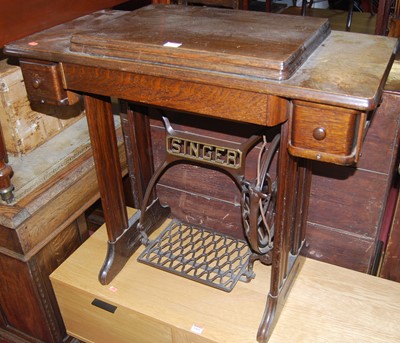 Lot 1403 - An early 20th century Singer sewing machine...