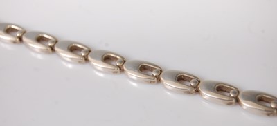 Lot 338 - A modern silver flat curblink neck chain, 40cm