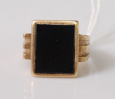 Lot 350 - A yellow metal and black onyx set gent's...